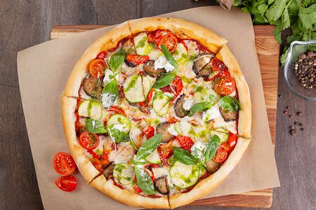 Классическая пицца с печеными овощами и рассольным сыром