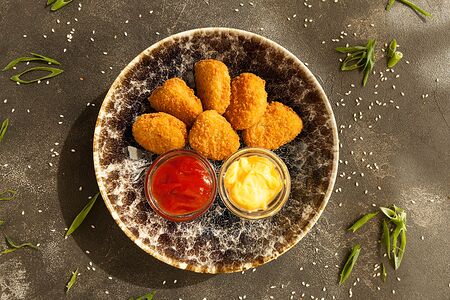 Куриные наггетсы с сырным и томатным соусами