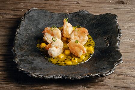 Креветки-васаби с золотым манго и маракуйя-соусом