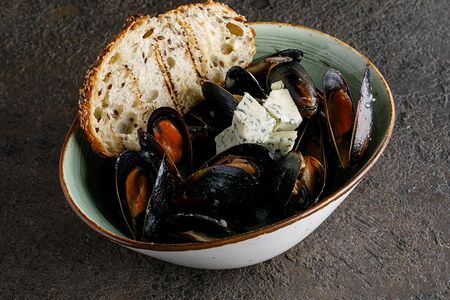 Мидии в соусе дорблю