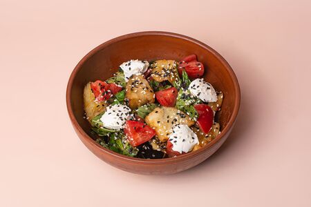 Тёплый салат с баклажаном