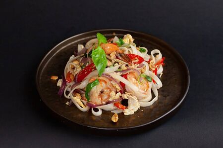 Лапша с креветками по-тайски