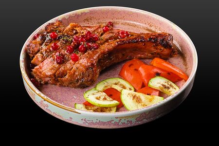 Стейк свиной на кости с овощами