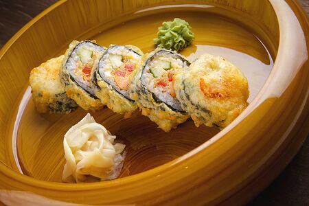 Теплый ролл с лососем