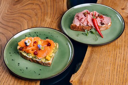 Ассорти брускетт из дикого лосося и ростбифа из телятины