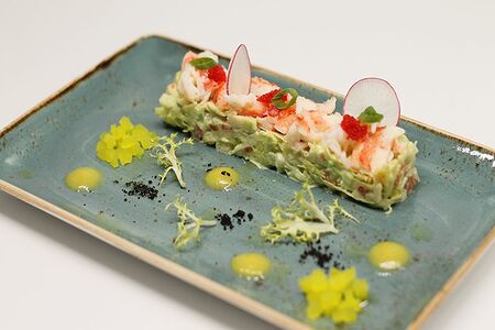 Крабовый салат с авокадо, свежим огурцом и соусом Манго