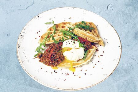 Вафли с мясом и яйцом пашот