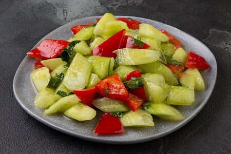 Салат из огурцов в чесночном соусе