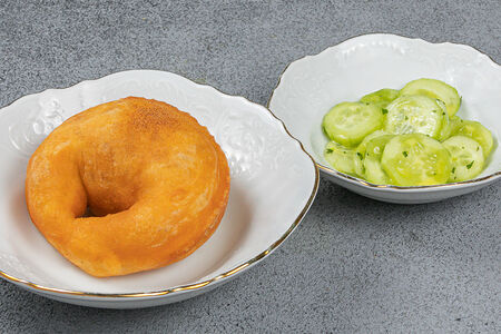 Пончик с томлёной уткой и салатом из огурцов