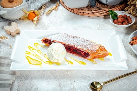 Штрудель вишневый