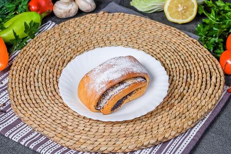 Булочка с маком