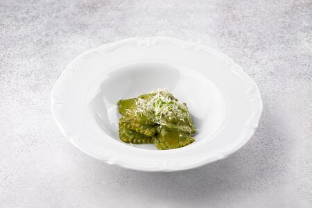 Равиоли с семгой и соусом гуакамоле