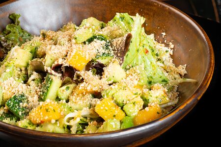 Салат из авокадо, спелого манго, бобов эдамамэ и дробленого кешью