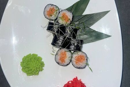 Маки с лососем