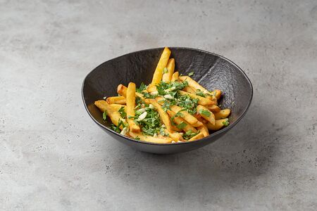 Картофель фри с кинзой и чесноком