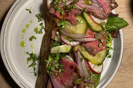 Брускетта с ростбифом и маринованными огурцами