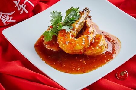 Жареные королевские креветки с чили и медом