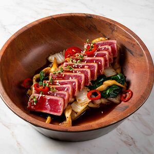 Тунец, обжаренный с овощами