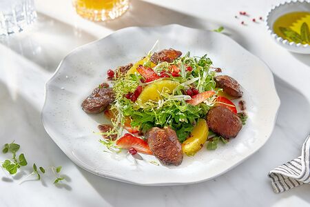 Салат из обжаренной печени цыпленка