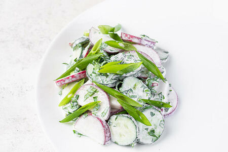 Салат с редисом и огурцом