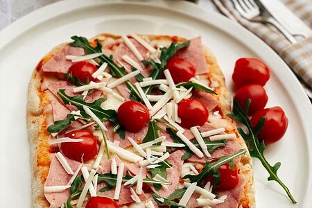 Пицца с ветчиной и томатом черри