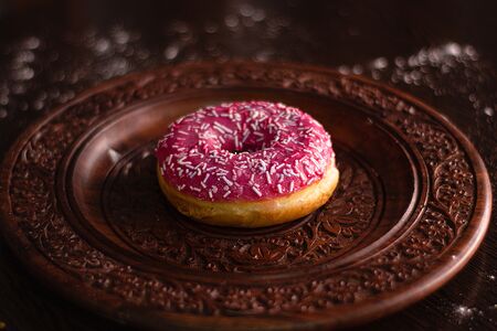 Донат ягодный