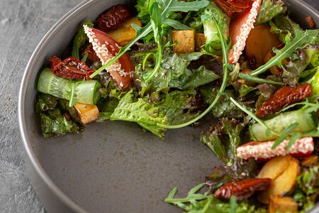 Салат с бейби картофелем, тофу и вялеными томатами