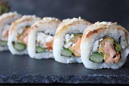 Ролл с хрустящим лососем