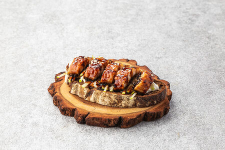 Брускетта с угрем и страчателлой