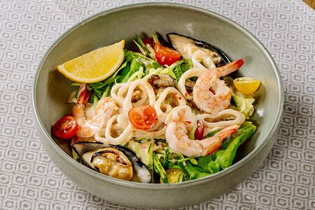 Тёплый салат с морепродуктами