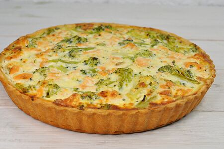 Французский пирог Киш с кетой и брокколи