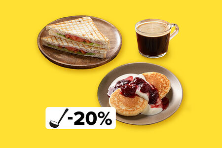 Завтрак с домашними горячими бутербродами и оладушками