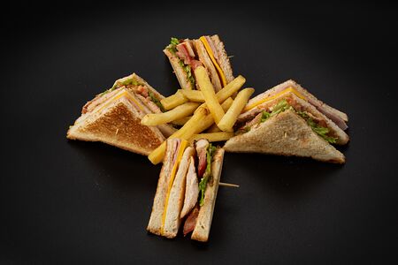 Клаб-сэндвич с ветчиной и беконом