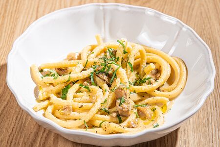 Букатини с белыми грибами