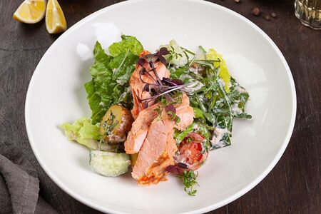 Салат с лососем горячего копчения и листьями салата