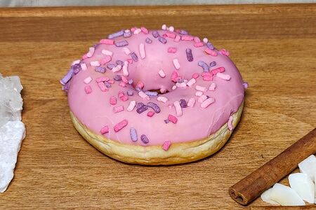 Пончик-донатс с начинкой Лесные ягоды и розовой глазурью