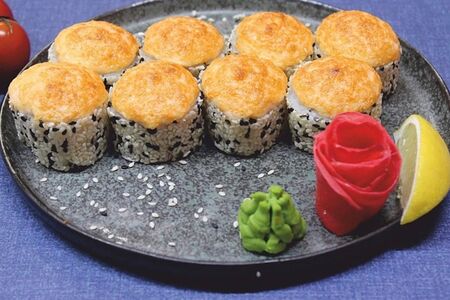 Запечённый ролл с копчёной курицей