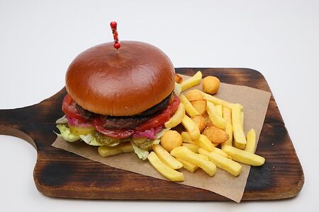 Бургер с говяжьей котлетой и картофелем фри