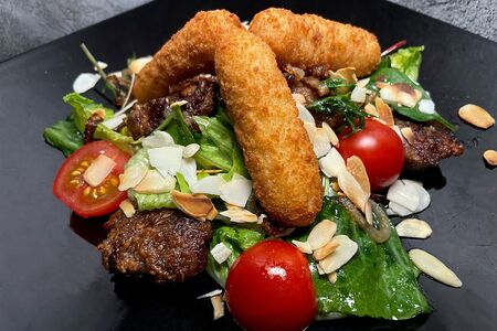 Салат с жареным сыром и куриной печенью в медово-горчичной заправке