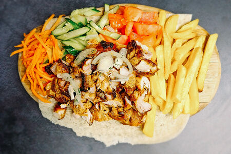 Шаверма на тарелке с курицей