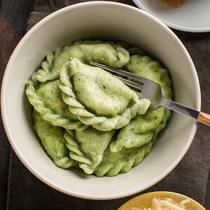 Вареники с сулугуни в шпинатном тесте