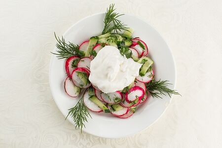 Салат из свежего редиса и огурца