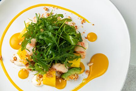 Салат из манго с креветками