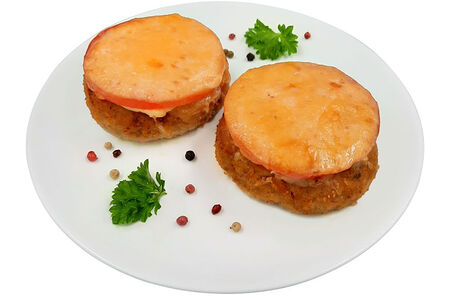 Биточек из трески с помидором и сыром