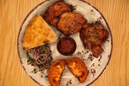 Свиная шейка с томатом на мангале