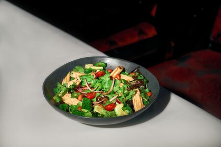 Салат из соевой спаржи, чёрных грибов и битых огурцов с арахисом