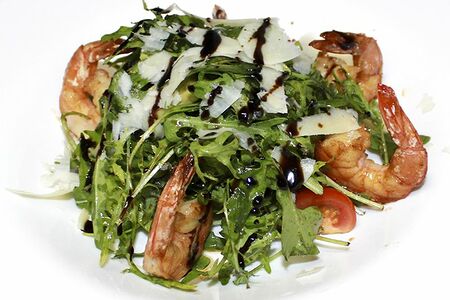 Салат с руколой, креветками и авокадо