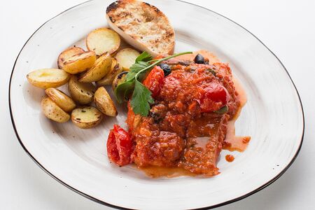 Треска ливорнезе с запеченным картофелем