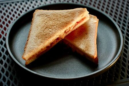 Сендвич с арахисовой пастой и клубничным вареньем