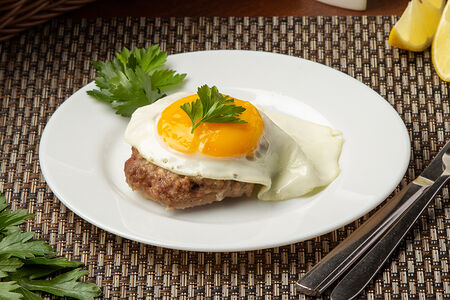 Бифштекс с яйцом